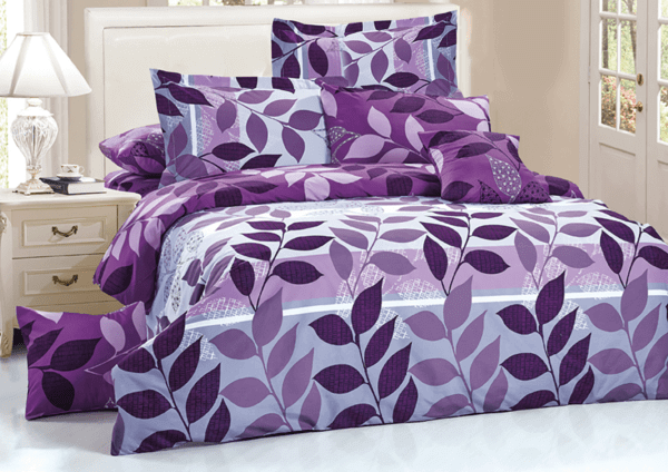 Rendu 3D de literie violette avec des oreillers violets dans une chambre.