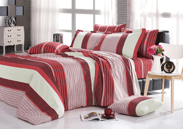 Intérieur de chambre moderne mettant en valeur des oreillers rouges et blancs sur le lit